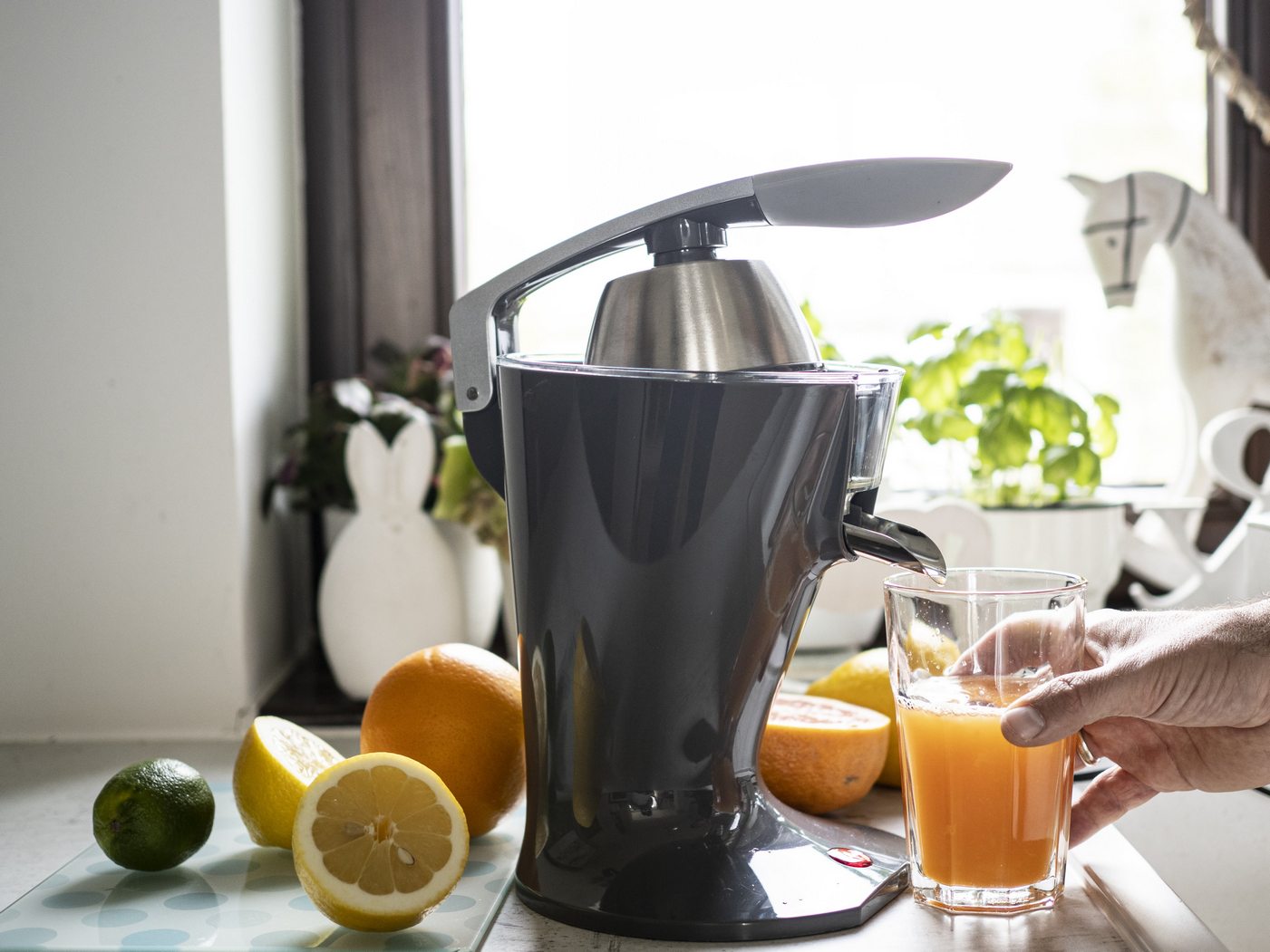 Jaką wyciskarkę do cytrusów wybrać: ręczną czy elektryczną?