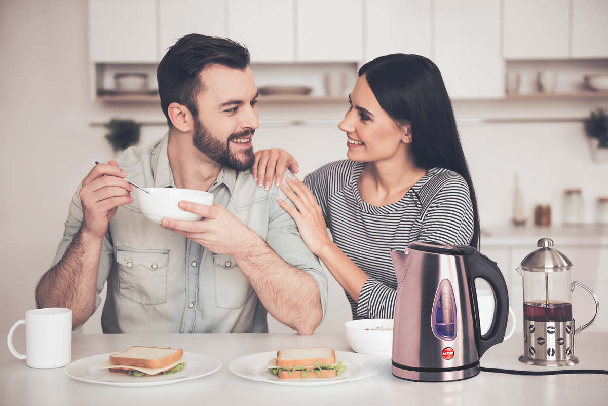 Czajnik bezprzewodowy: jak działa i jakie ma zalety? Przewodnik po bezprzewodowych czajnikach elektrycznych.